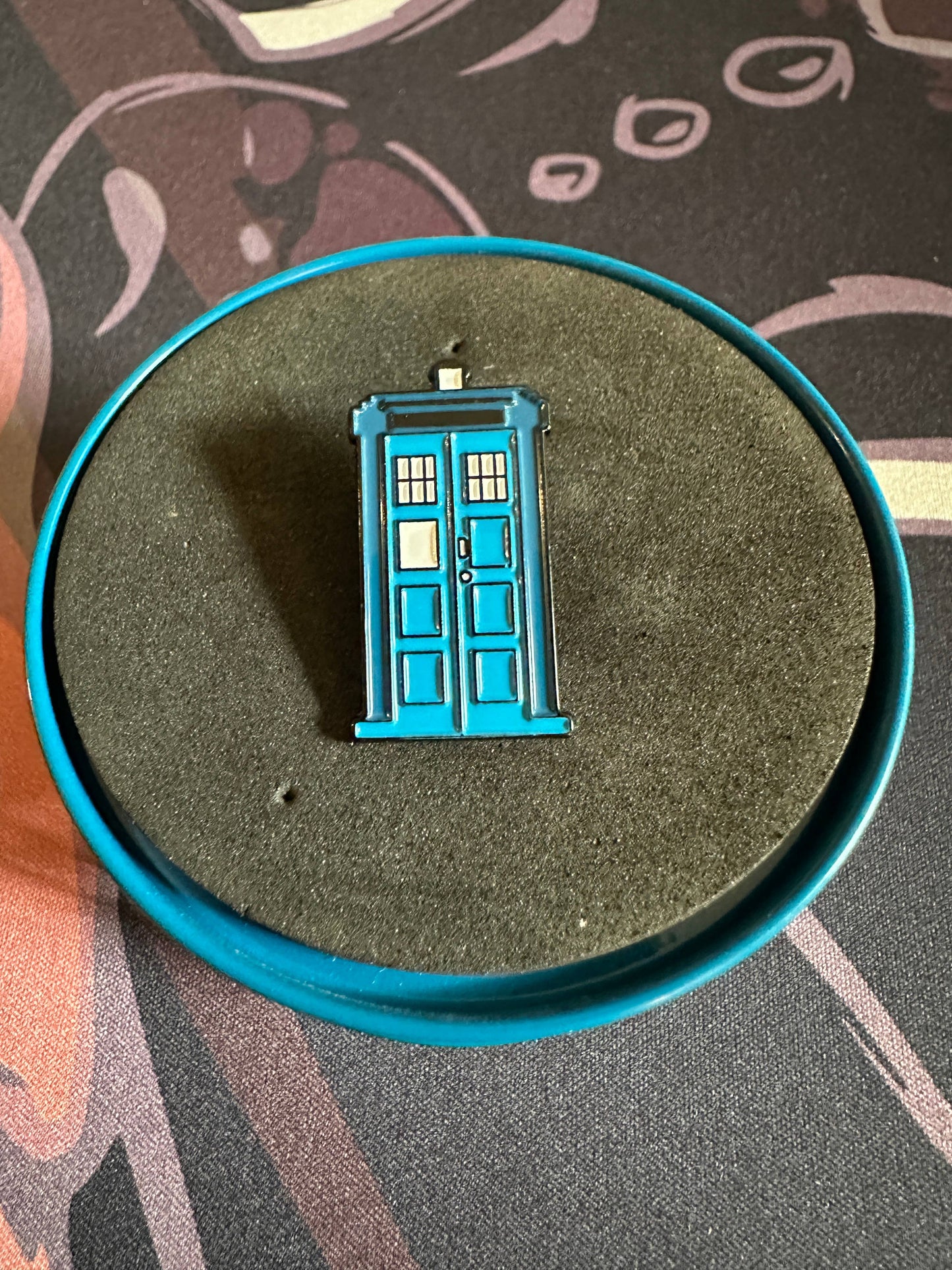 TARDIS Enamel Pin - Time Machine - Doctor Who